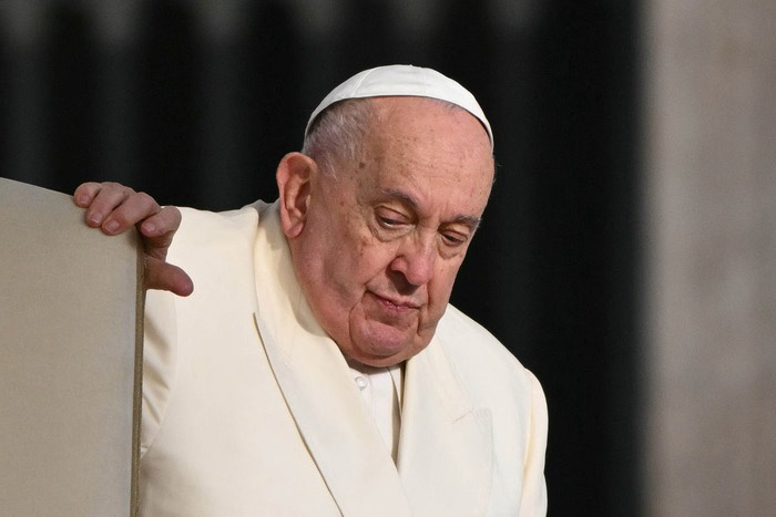 El Papa Francisco presenta una leve mejoría 